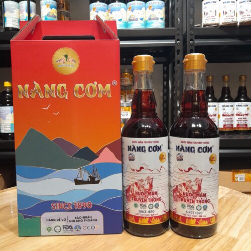 Nước mắm Nàng Cơm Sọc Phấn 20 độ đạm - Chai thủy tinh 520ml - Hương vị truyền thống 135 năm