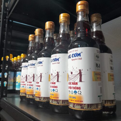 Nước mắm Nàng Cơm Mỏ Cú Nguyên Chất 43 độ đạm - Chai thủy tinh 520ml - Hương vị truyền thống 135 năm