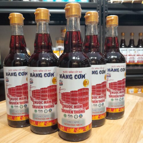 Nước mắm Nàng Cơm Phấn Chì 35 độ đạm - Chai thủy tinh 520ml - Hương vị truyền thống 135 năm