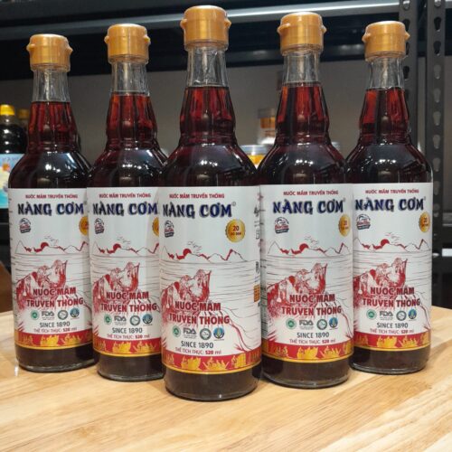 Nước mắm Nàng Cơm Sọc Phấn 20 độ đạm - Chai thủy tinh 520ml - Hương vị truyền thống 135 năm