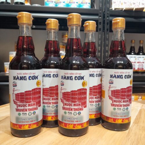 Nước mắm Nàng Cơm Phấn Chì 35 độ đạm - Chai thủy tinh 520ml - Hương vị truyền thống 135 năm